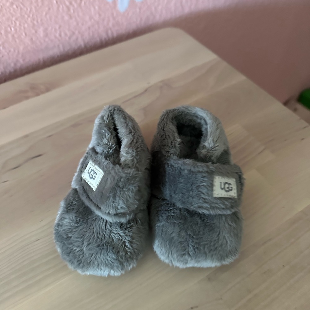 Uggs slippers